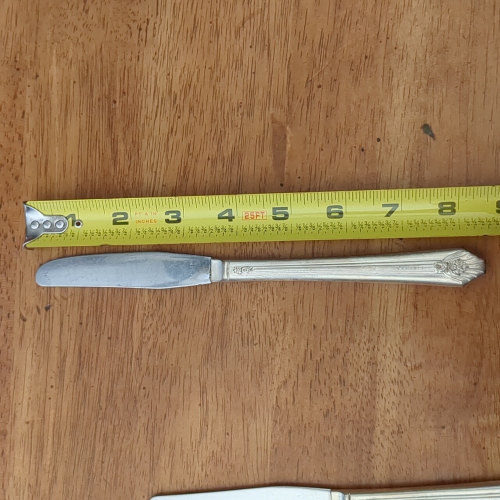 Set of 7 Vintage Butter Knives - Picture 10 of 11